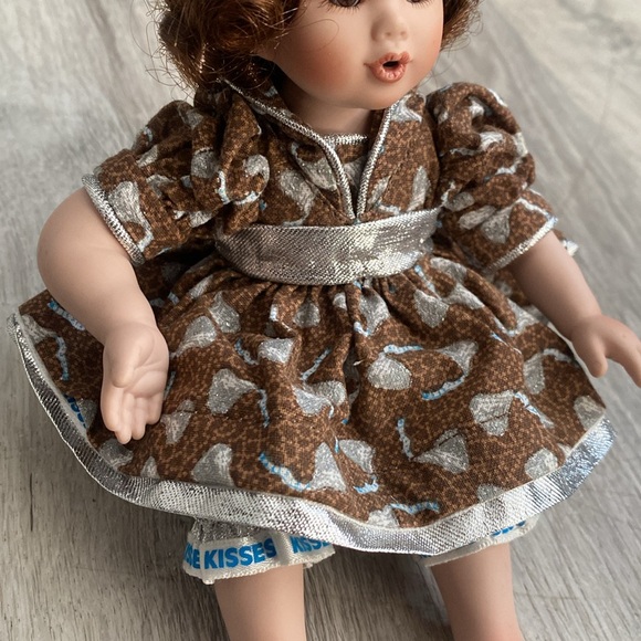 VTG Marie Osmond Hershey Kiss Tiny Tot Porcelain Doll - Picture 4 of 9
